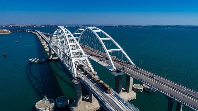 Крымский мост поврежден в результате взрыва автомобиля, сроки восстановления неясны