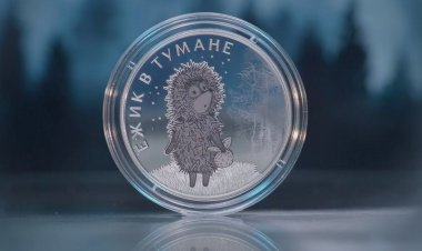 Банк России выпускает в обращение памятные монеты «Ежик в тумане»