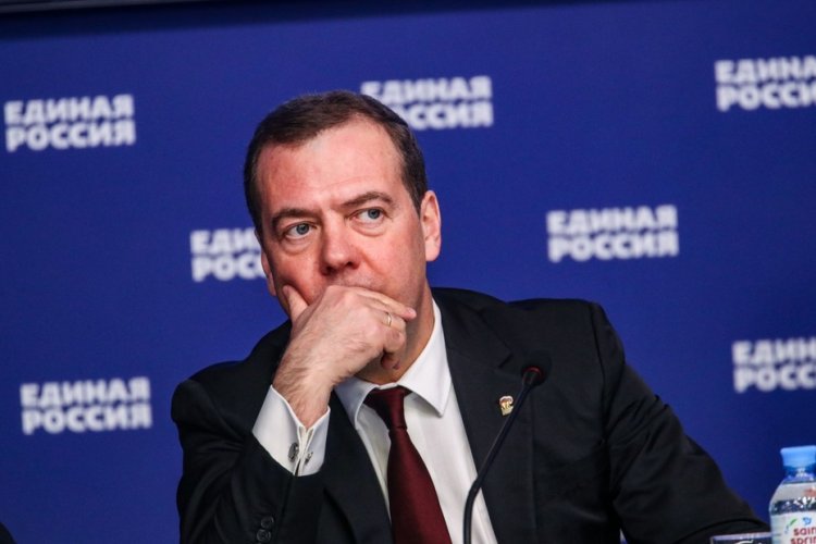 «Засуньте обратно»: Медведев ответил на ультиматум Лондона в адрес России