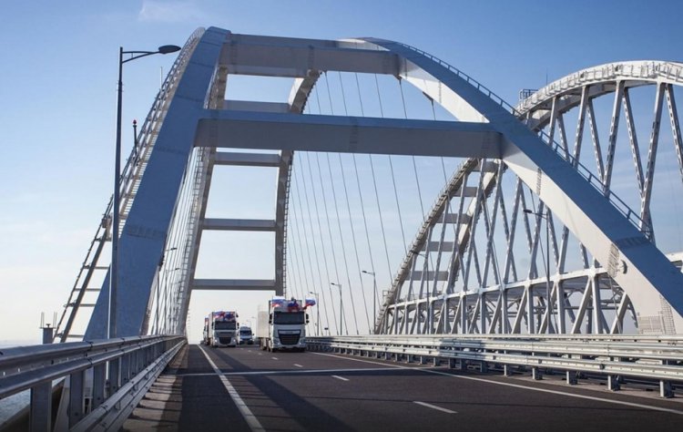 Автомобили временно не могут передвигаться по Крымскому мосту